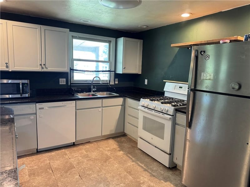489 Fieldcrest Dr, Pittsburg, KS 66762