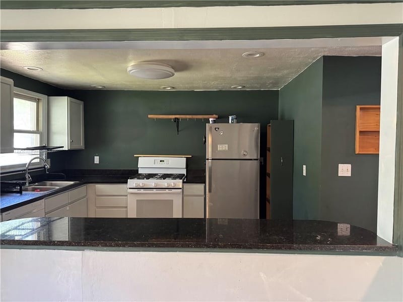 489 Fieldcrest Dr, Pittsburg, KS 66762