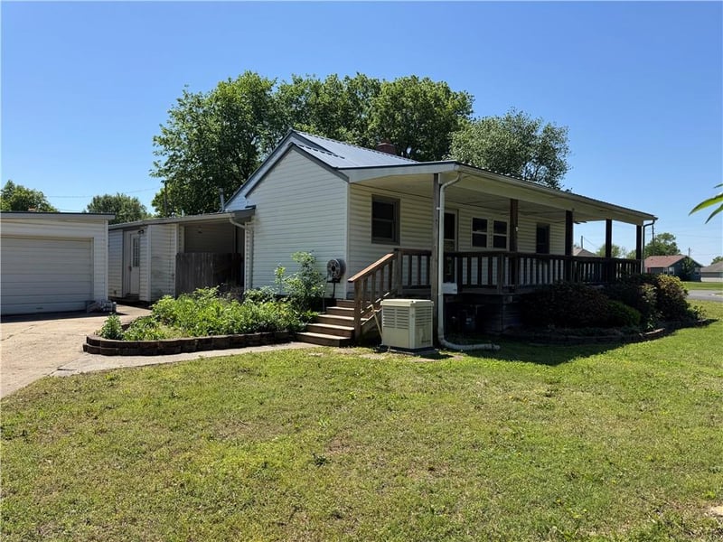 489 Fieldcrest Dr, Pittsburg, KS 66762