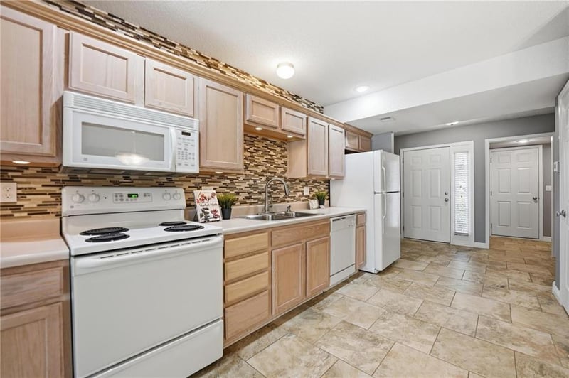 8335 Kensington Ave, Kansas City, MO 64119