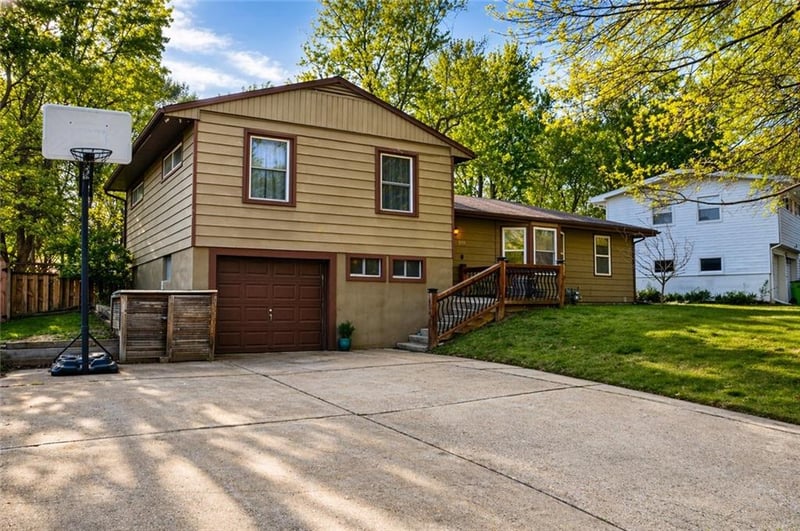 610 Lacy Ln, Belton, MO 64012