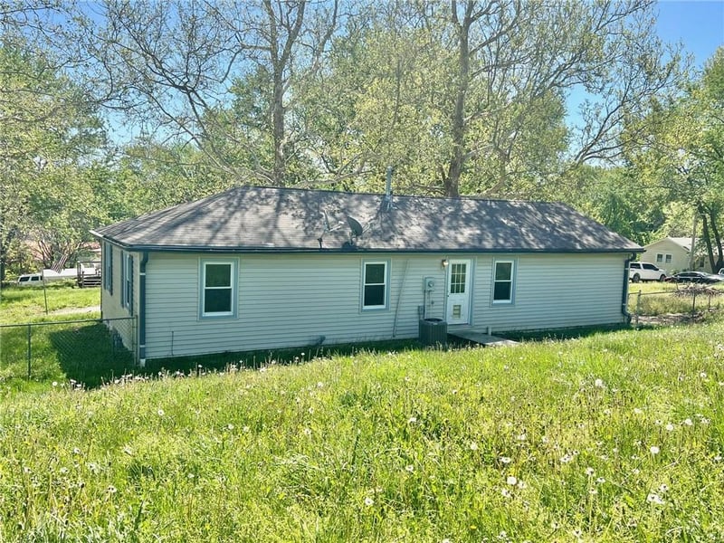 101 9th Ter, Odessa, MO 64076
