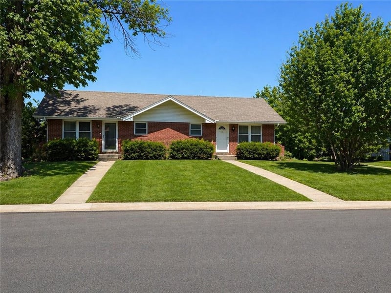 904 SE 3rd Ter, Lee's Summit, MO 64063