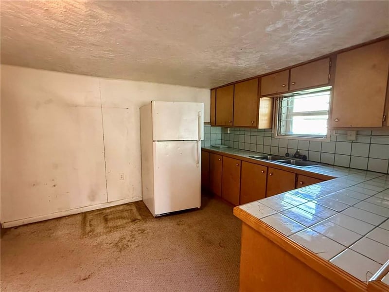 215 3rd St, Tonganoxie, KS 66086