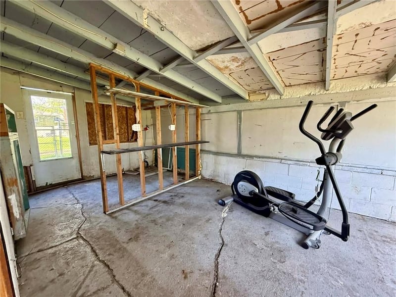 215 3rd St, Tonganoxie, KS 66086