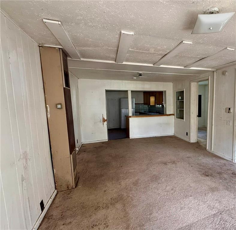 215 3rd St, Tonganoxie, KS 66086