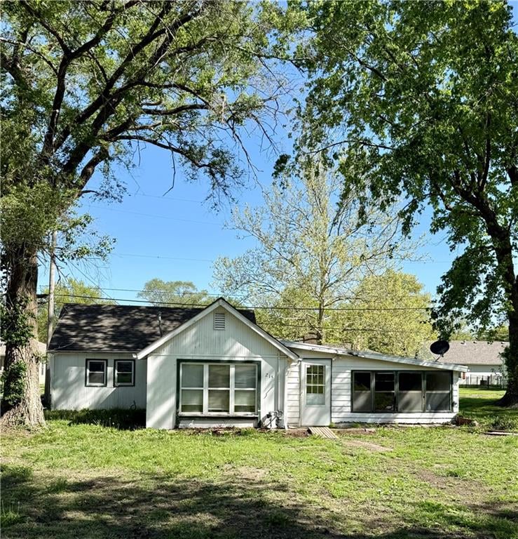 215 3rd St, Tonganoxie, KS 66086