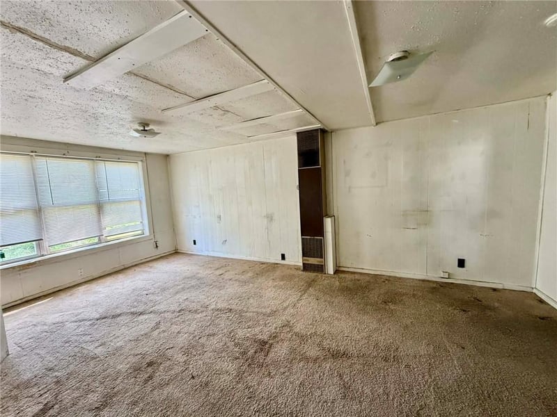 215 3rd St, Tonganoxie, KS 66086