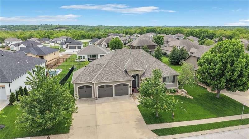 2600 NE Amanda Ln, Blue Springs, MO 64029