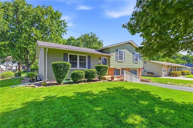 12116 68th St, Shawnee, KS 66216