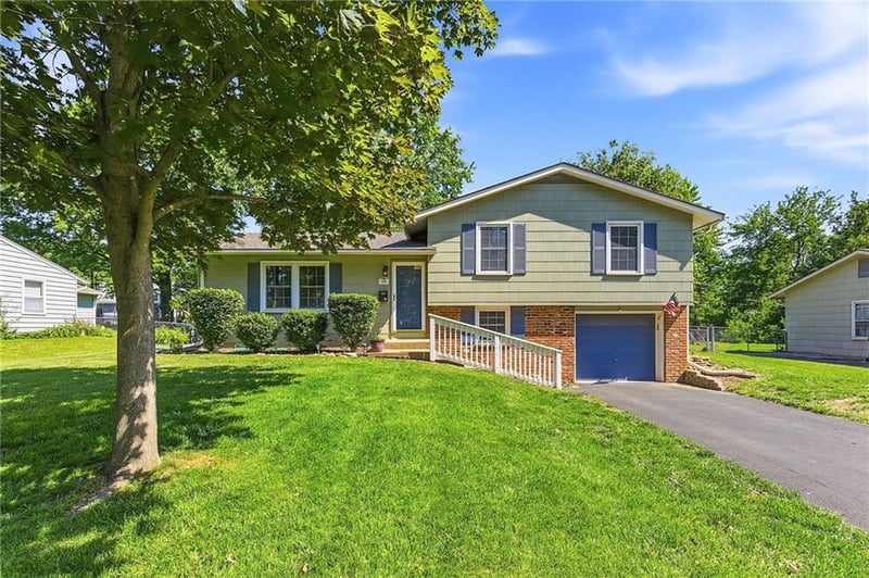 12116 68th St, Shawnee, KS 66216