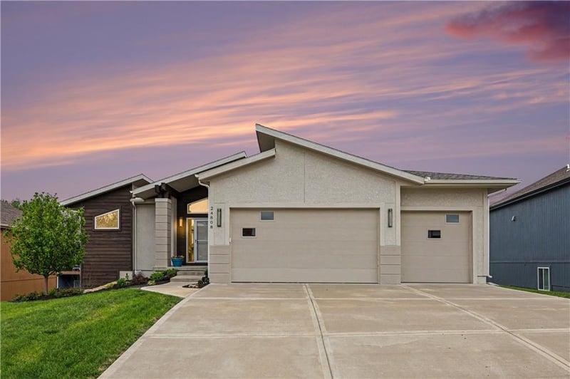 24808 88th Ter, Lenexa, KS 66227