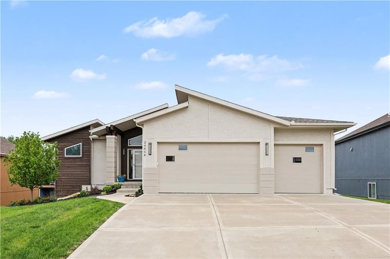 24808 88th Ter, Lenexa, KS 66227