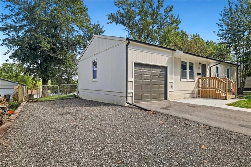 1201 Indian Ln, Independence, MO 64056