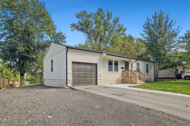 1201 Indian Ln, Independence, MO 64056