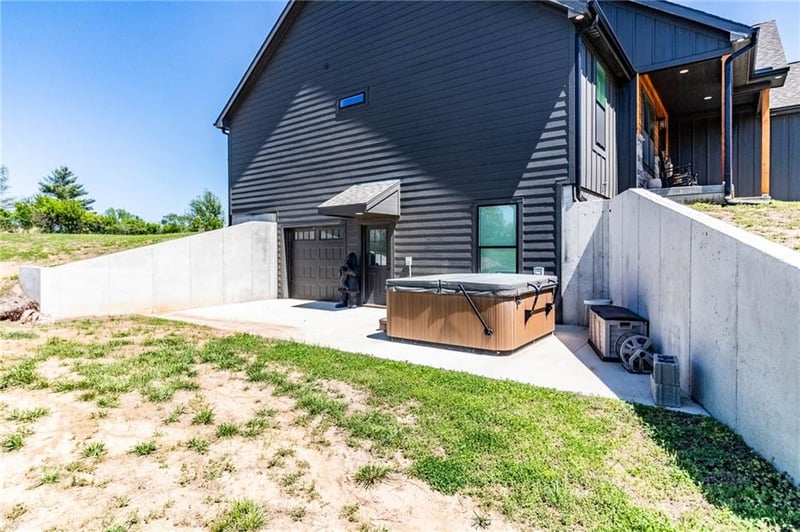 53 150th Rd, Warrensburg, MO 64093