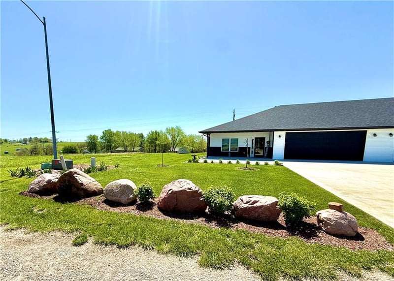30624 Porter Dr, Maryville, MO 64468