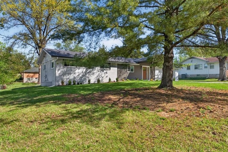 7810 NW Bluegrass Dr, Parkville, MO 64152
