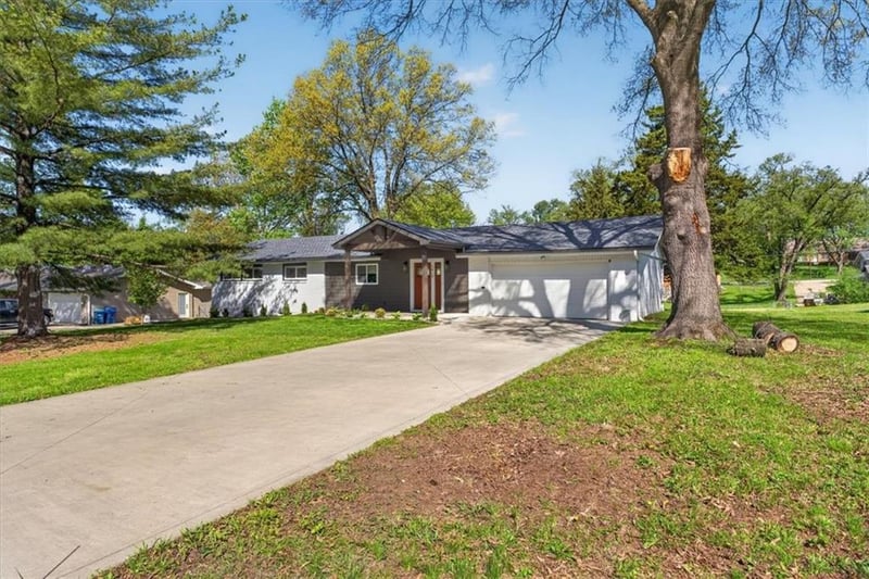 7810 NW Bluegrass Dr, Parkville, MO 64152