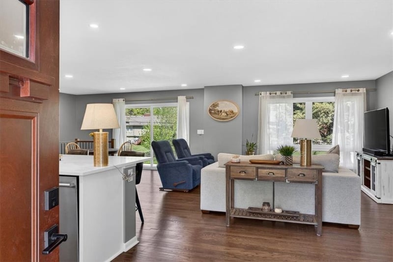 7810 NW Bluegrass Dr, Parkville, MO 64152