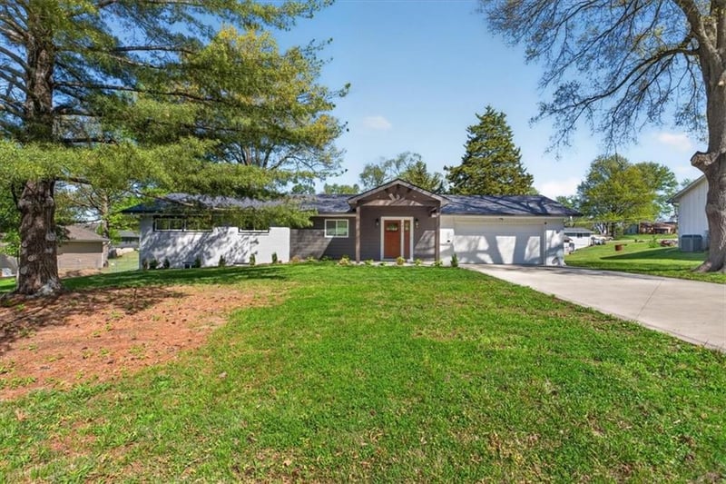 7810 NW Bluegrass Dr, Parkville, MO 64152