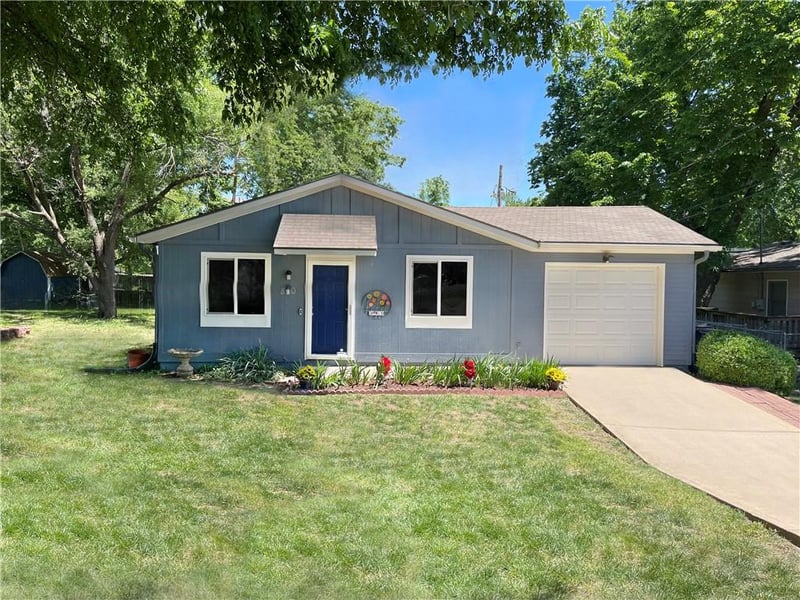 810 Iowa St, Olathe, KS 66061