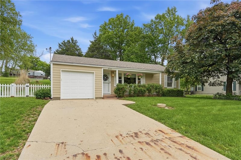 5711 Amoret Ave, Kansas City, MO 64151