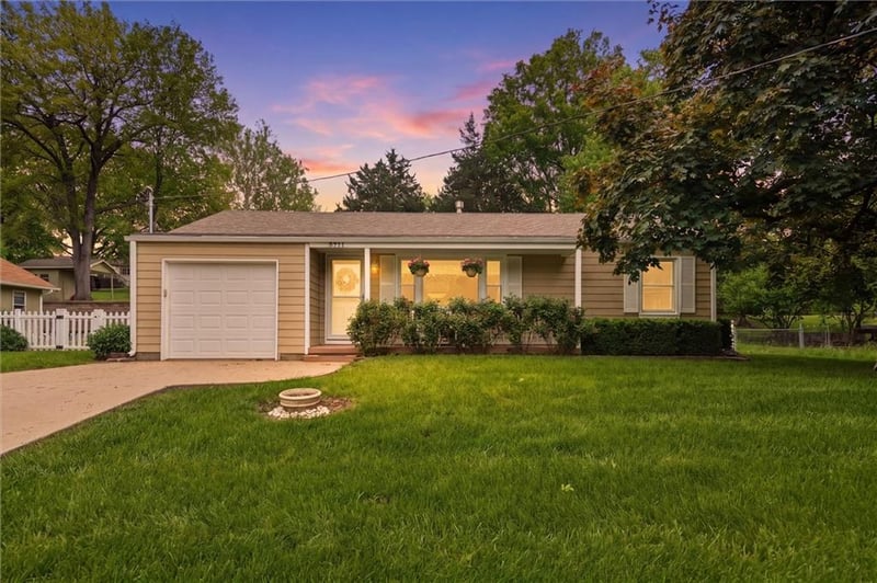 5711 Amoret Ave, Kansas City, MO 64151
