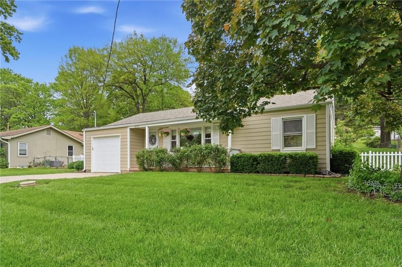 5711 Amoret Ave, Kansas City, MO 64151