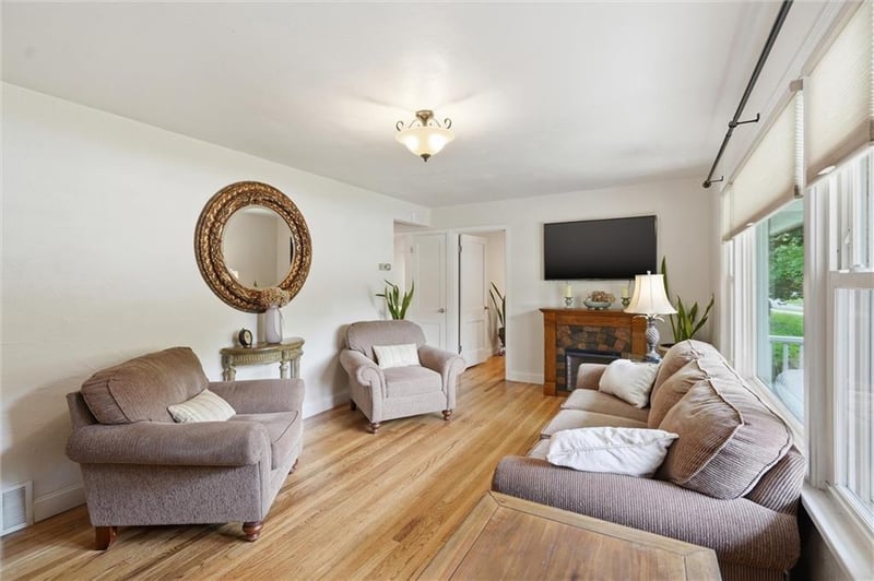 5711 Amoret Ave, Kansas City, MO 64151