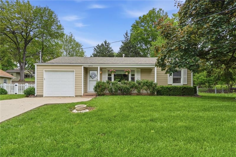5711 Amoret Ave, Kansas City, MO 64151