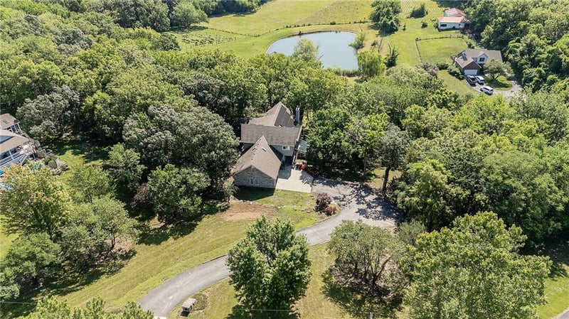 2323 Crenshaw Rd, Independence, MO 64057