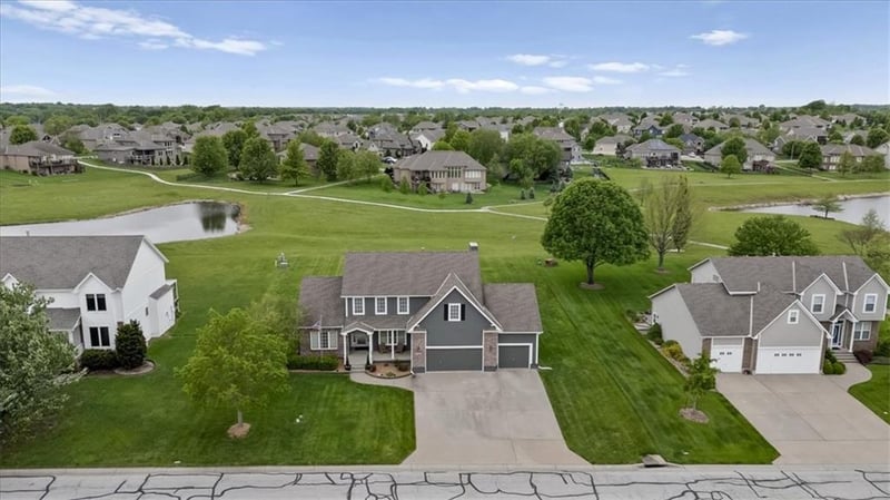 4532 Gull Point Dr, Lee's Summit, MO 64082