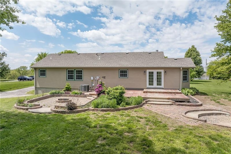 3111 Lane Rd, St Joseph, MO 64504