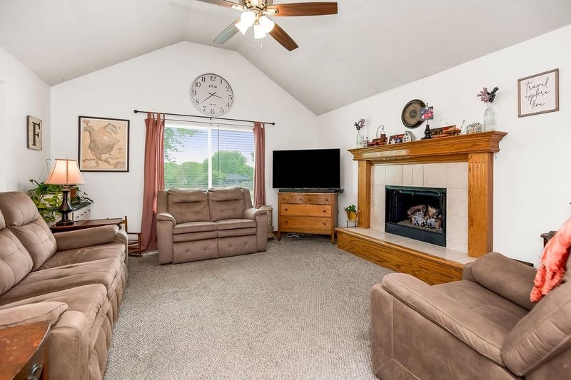 1821 Kenwood Dr, Blue Springs, MO 64014
