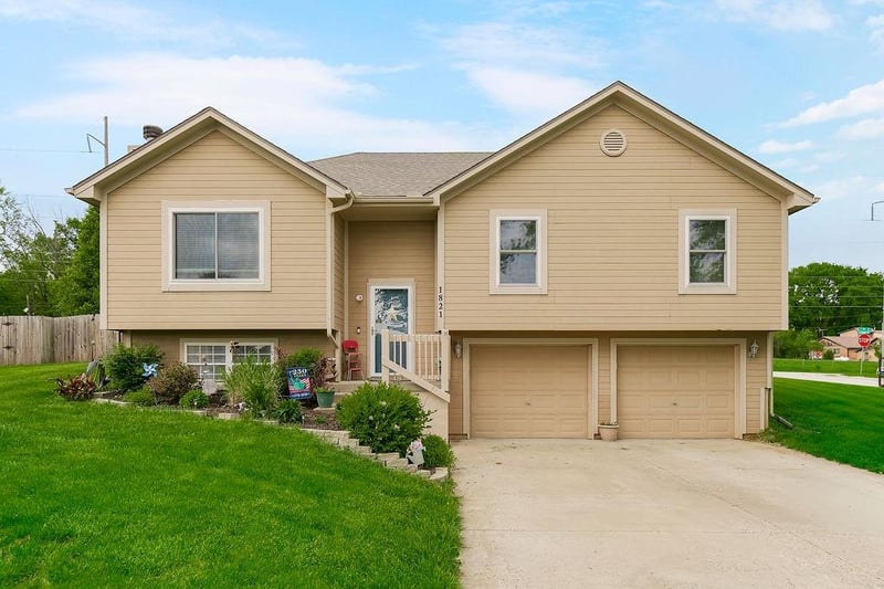 1821 Kenwood Dr, Blue Springs, MO 64014