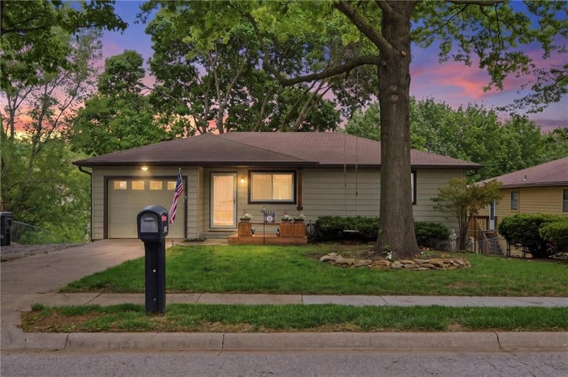2209 17th St, Leavenworth, KS 66048