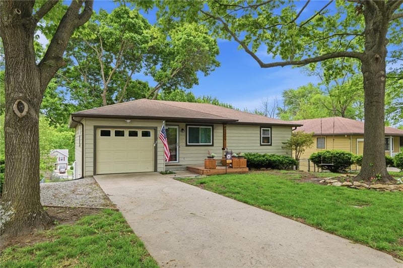 2209 17th St, Leavenworth, KS 66048