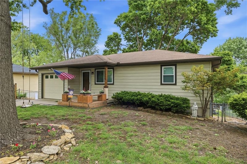 2209 17th St, Leavenworth, KS 66048