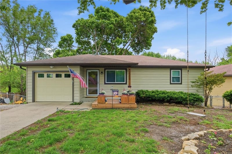 2209 17th St, Leavenworth, KS 66048