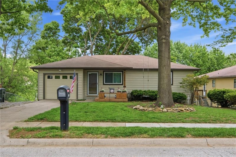 2209 17th St, Leavenworth, KS 66048
