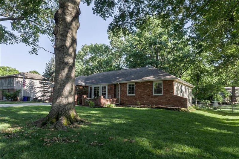 1016 Stratford Rd, Olathe, KS 66062