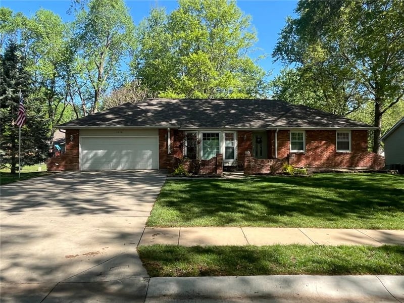 1016 Stratford Rd, Olathe, KS 66062