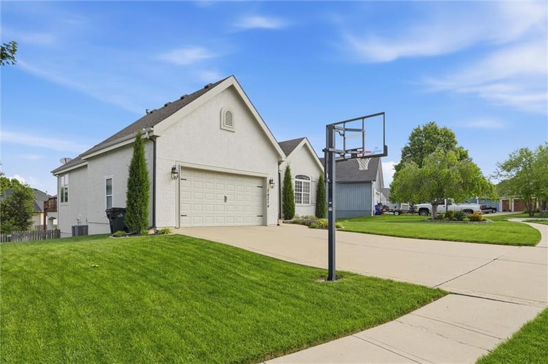 14214 155th St, Olathe, KS 66062