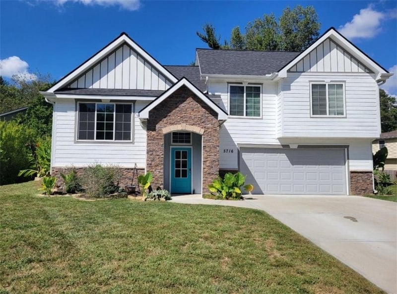5716 Creekview Dr, Parkville, MO 64152