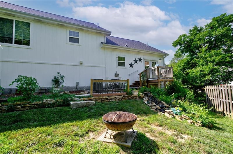 5716 Creekview Dr, Parkville, MO 64152
