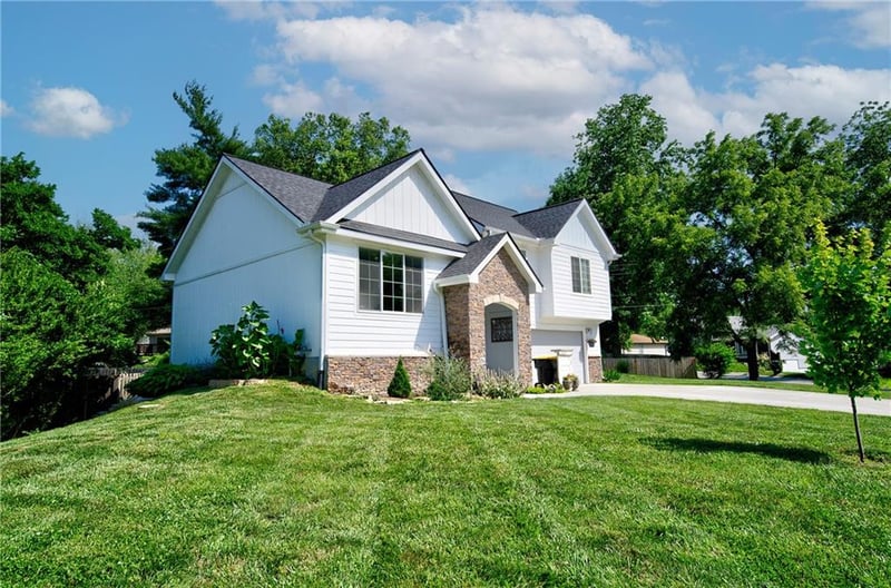 5716 Creekview Dr, Parkville, MO 64152