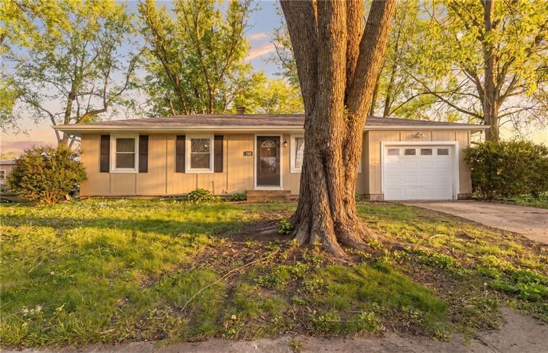 803 N Summit Cir, Blue Springs, MO 64015