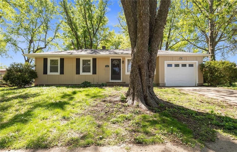 803 N Summit Cir, Blue Springs, MO 64015