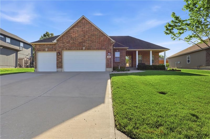 2126 Sparta Dr, Blue Springs, MO 64029